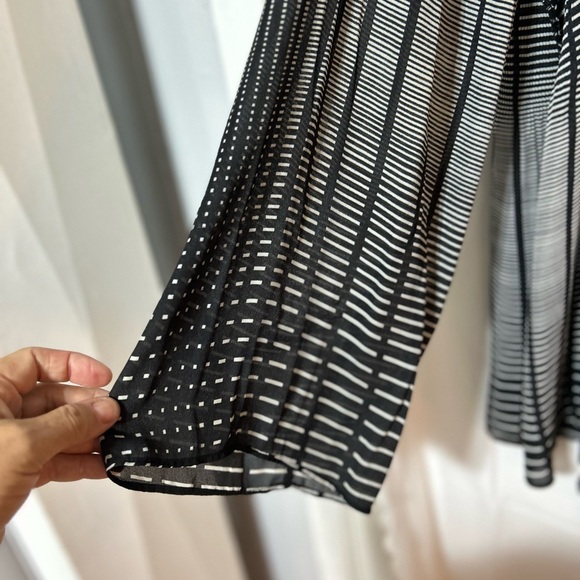 Charlie B - XL - Black and White Patterned Blouse- ties at top front - - Picture 4 of 8